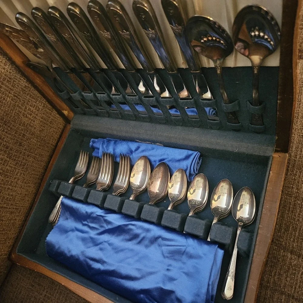 53 Piece Vintage WM Rogers‎ International Silverplate Flatware Set w/ Chest